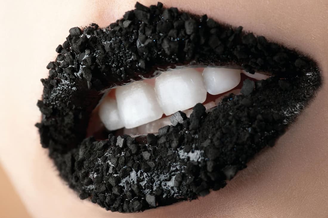 Lèvres et charbon végétal